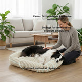 Border collie noir et blanc allongé sur un panier orthopédique beige côtelé, femme qui le caresse dans un salon lumineux, texte "Soulage l'arthrose et les douleurs articulaires - Sommeil profond et réparateur".