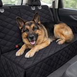 Protection de siège arrière de voiture matelassée noire pour grand chien, avec un berger allemand couché confortablement et attaché avec une ceinture de sécurité pour animaux.