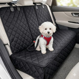 Couverture de siège arrière de voiture noire et matelassée pour chien Happy Animalia, avec un petit chien blanc à poil frisé attaché en toute sécurité par son harnais rouge.