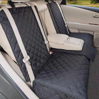 Housse de protection noire et matelassée pour chien sur une banquette arrière de voiture beige, illustrant l'ouverture zippée modulable qui permet de rabaisser l'accoudoir central de la voiture.