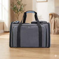 Sac de transport fermé pour chien et chat en tissu gris chiné avec liseré bleu ciel, posé sur un parquet en bois dans un salon lumineux avec un olivier en pot.