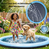 Une petite fille et un chiot Golden Retriever courant joyeusement sur un tapis de jet d'eau bleu doté d'une protection anti-éclaboussures antidérapante dans un jardin.