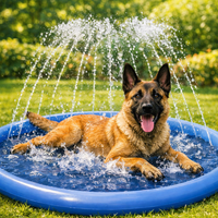Chien de race Berger Allemand allongé et jouant dans un tapis de jet d'eau bleu pour chien dans un jardin ensoleillé.