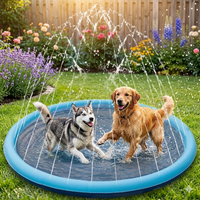 Deux grands chiens, un Husky sibérien et un Golden Retriever, s'amusent et se rafraîchissent ensemble sous les jets d'eau d'un tapis fontaine bleu dans un jardin fleuri.