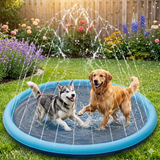 Deux grands chiens, un Husky sibérien et un Golden Retriever, s'amusent et se rafraîchissent ensemble sous les jets d'eau d'un tapis fontaine bleu dans un jardin fleuri.