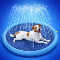 Un petit chien de type Jack Russell Terrier couché joyeusement au centre d'un tapis de jet d'eau bleu clair avec une fontaine intégrée.