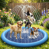 Trois chiens (un Labrador, un Border Collie sautant et un Beagle) s'amusant et sautant sous les fontaines d'un tapis de jet d'eau bleu pour animaux dans un jardin ensoleillé.